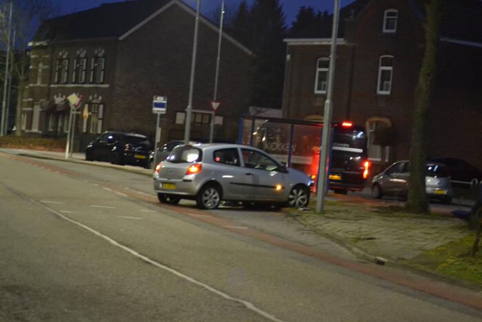 Bestuurder slaat op de vlucht na crash met auto
