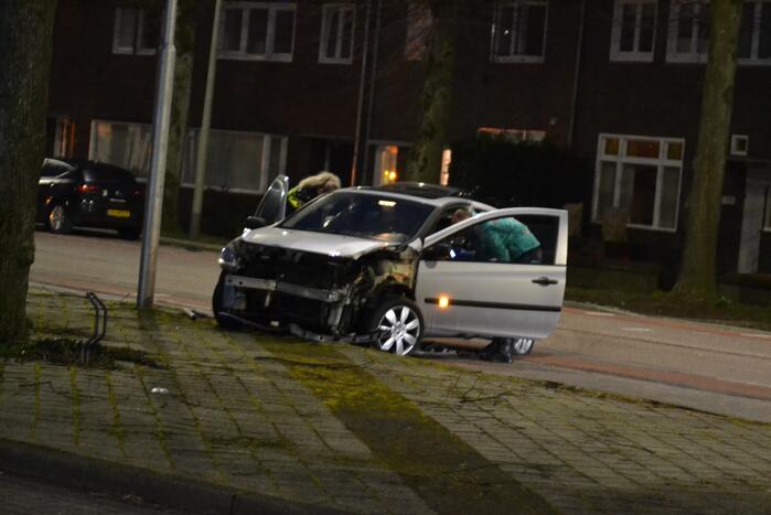 Bestuurder slaat op de vlucht na crash met auto