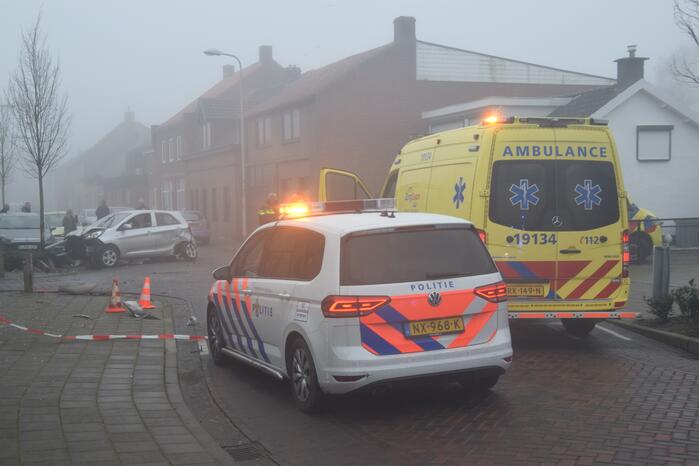 Automobilist richt ravage aan na botsing met lichtmast, bestuurder overleden