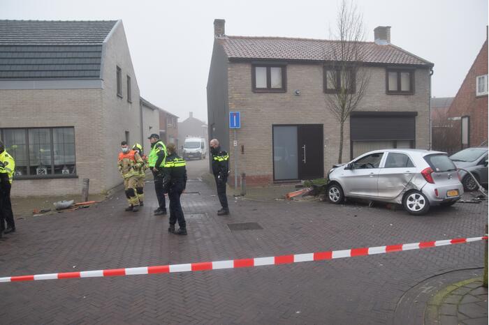 Automobilist richt ravage aan na botsing met lichtmast, bestuurder overleden