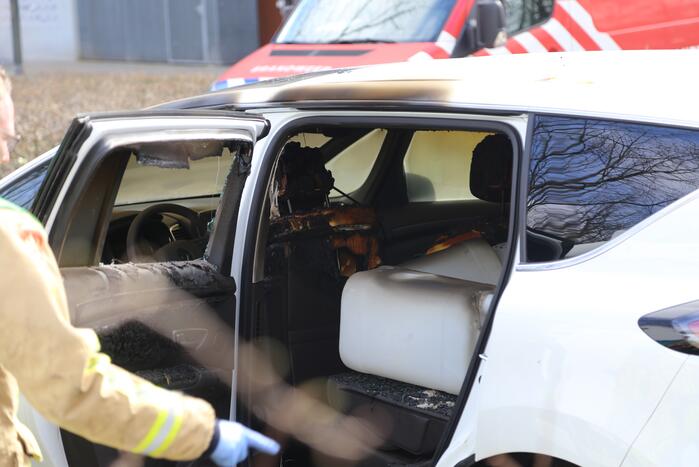 Vaten aangetroffen in verdachte auto, binnenkant uitgebrand