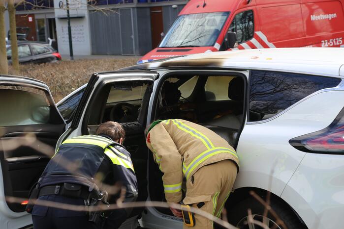 Vaten aangetroffen in verdachte auto, binnenkant uitgebrand