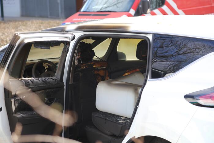 Vaten aangetroffen in verdachte auto, binnenkant uitgebrand