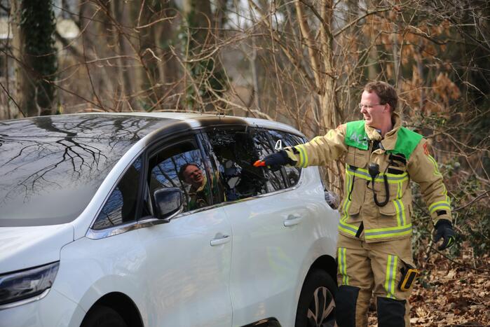 Vaten aangetroffen in verdachte auto, binnenkant uitgebrand