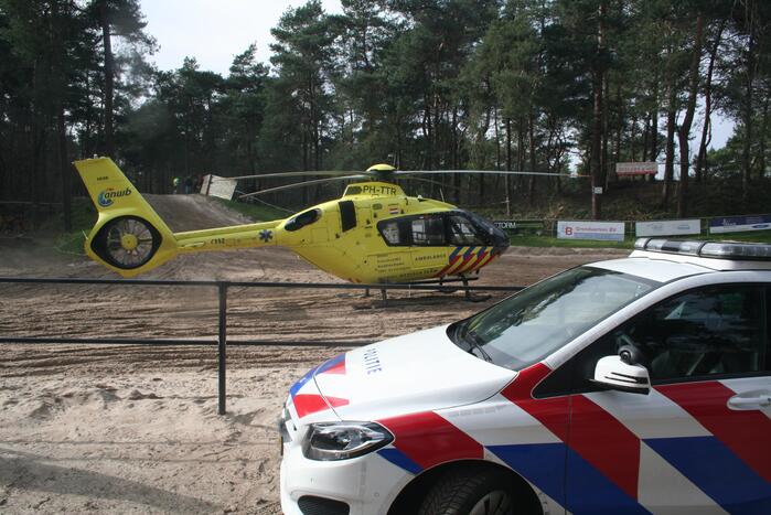 Motorcrosser zwaargewond na val