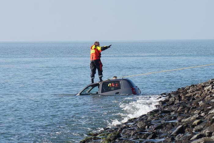 Auto kopje onder na te water raken