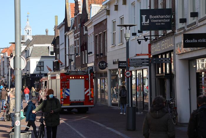 Brandweer inzet na kortsluiting in winkel