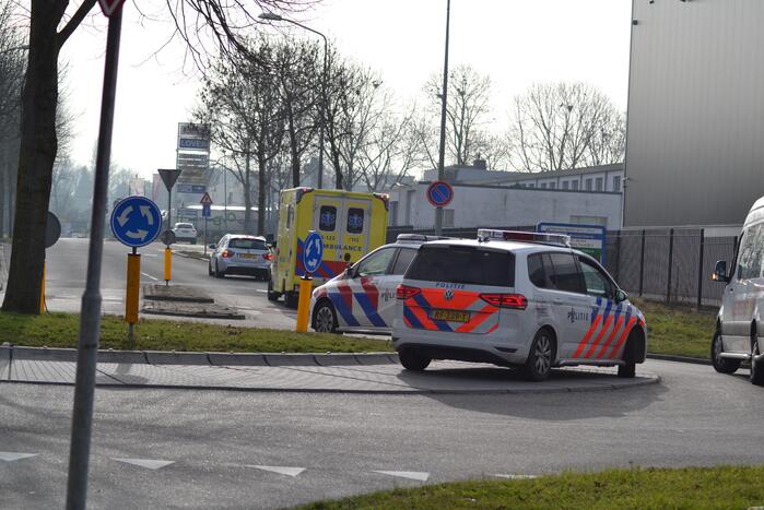 Automobilist rijdt tegen hek