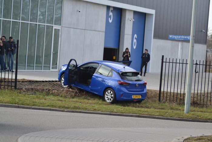Automobilist rijdt tegen hek