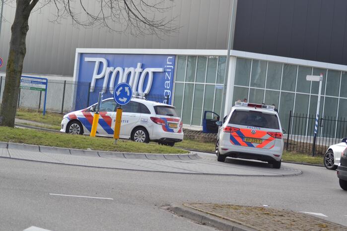 Automobilist rijdt tegen hek