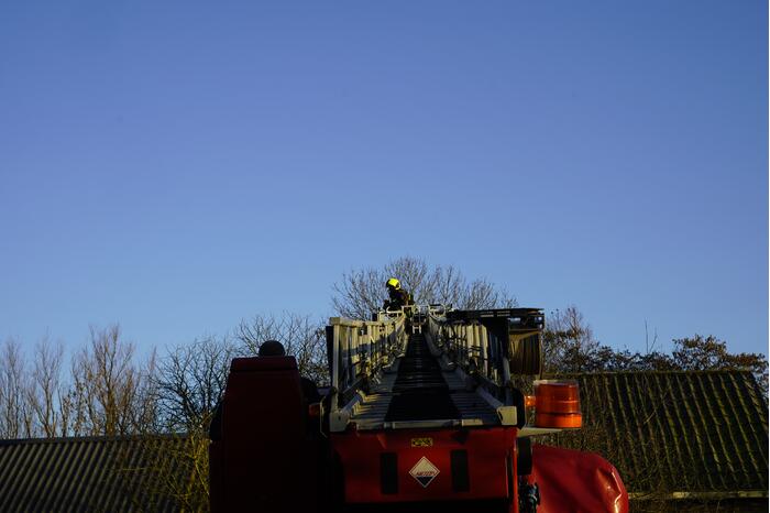 Bewoners blussen brand op dak