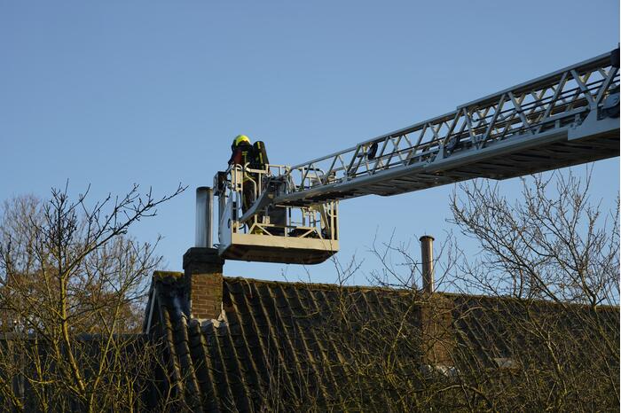 Bewoners blussen brand op dak