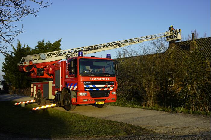Bewoners blussen brand op dak