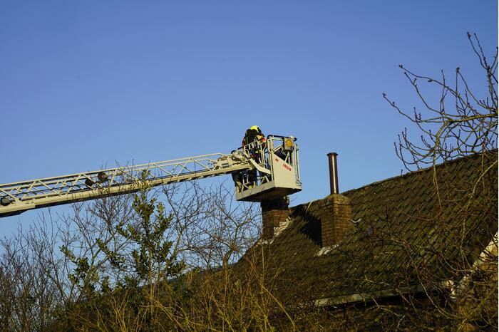 Bewoners blussen brand op dak