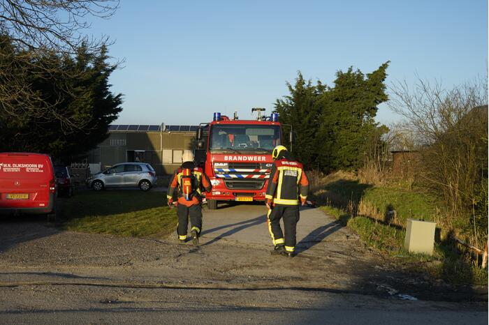 Bewoners blussen brand op dak