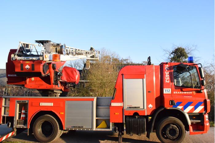 Bewoners blussen brand op dak