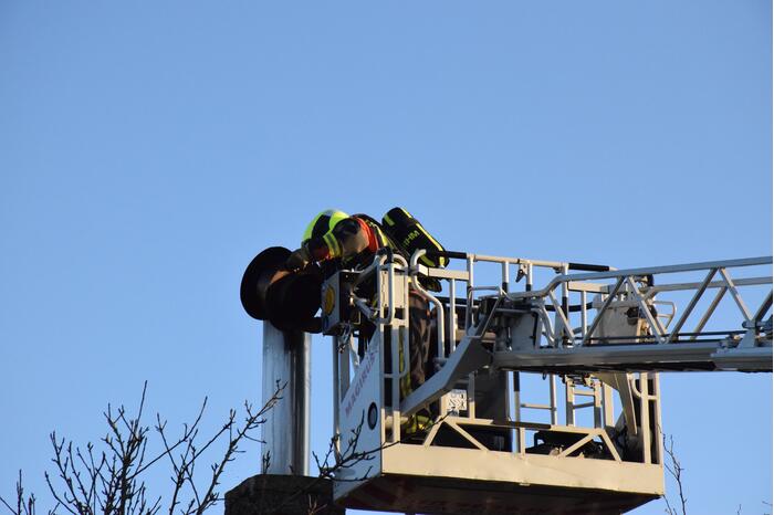 Bewoners blussen brand op dak