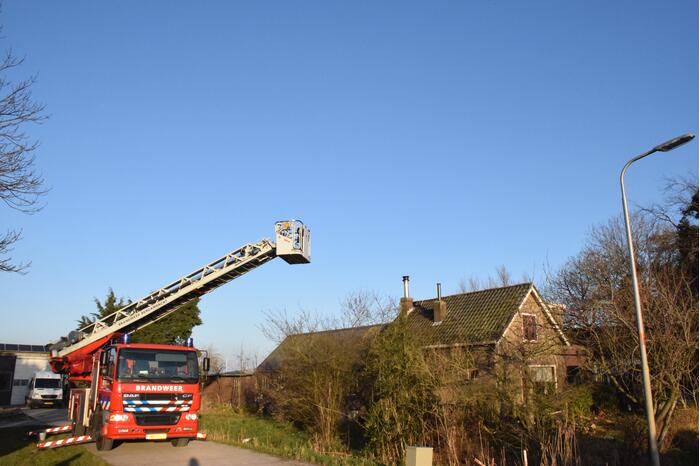 Bewoners blussen brand op dak