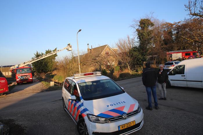 Bewoners blussen brand op dak