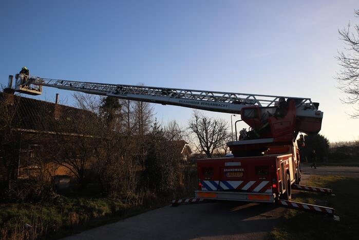 Bewoners blussen brand op dak