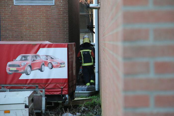 Persoon gewond na val door dak