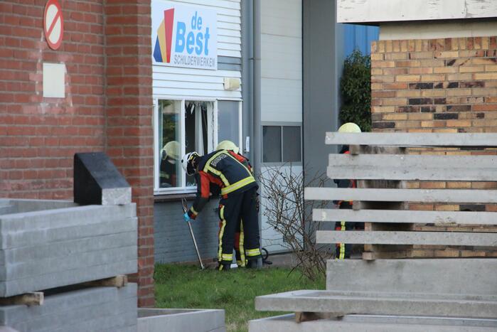 Persoon gewond na val door dak