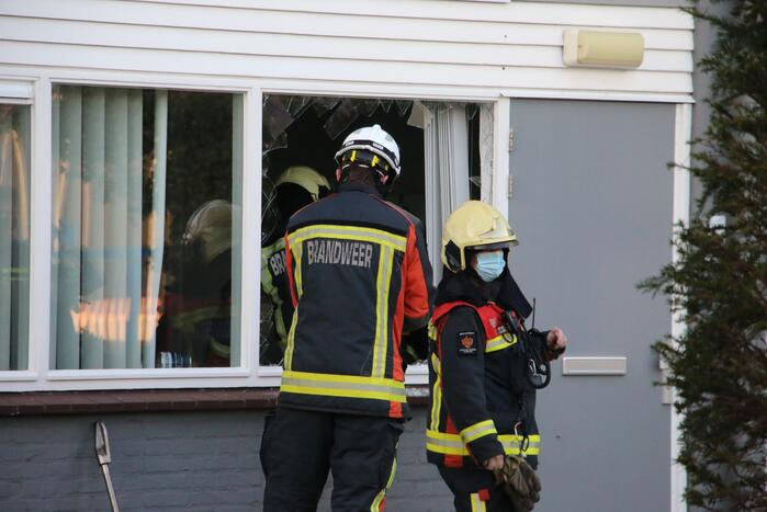 Persoon gewond na val door dak