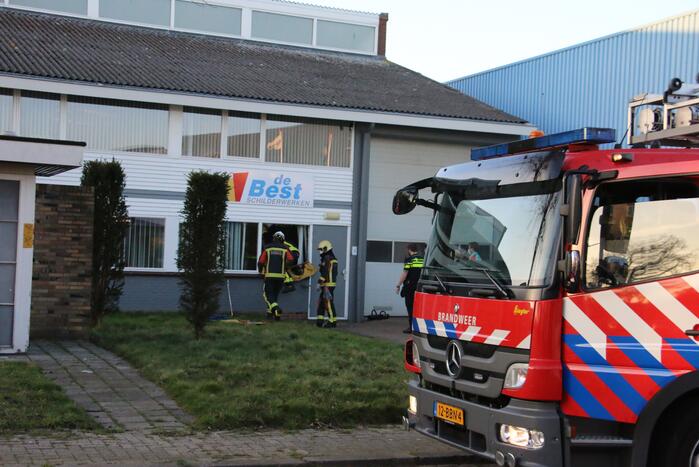 Persoon gewond na val door dak