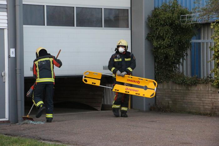 Persoon gewond na val door dak