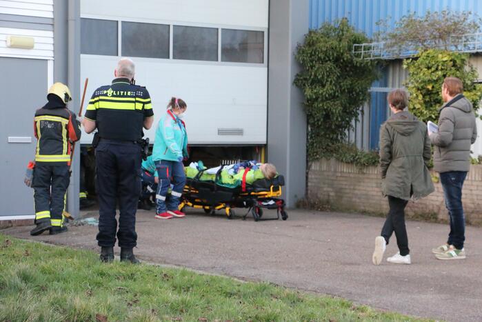 Persoon gewond na val door dak