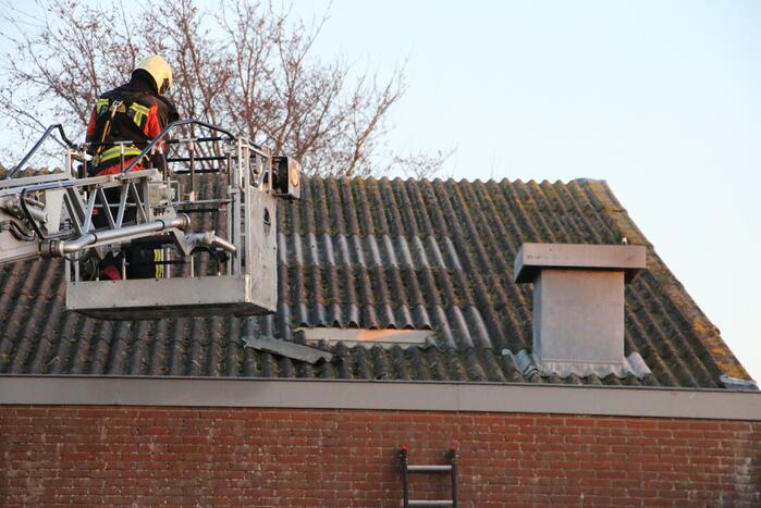 Persoon gewond na val door dak