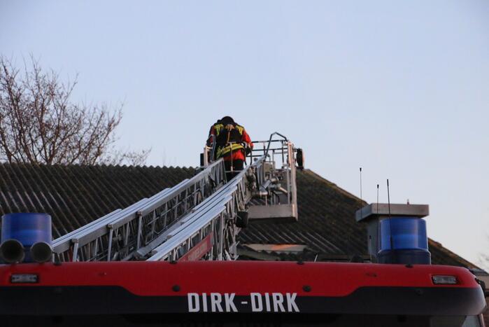 Persoon gewond na val door dak