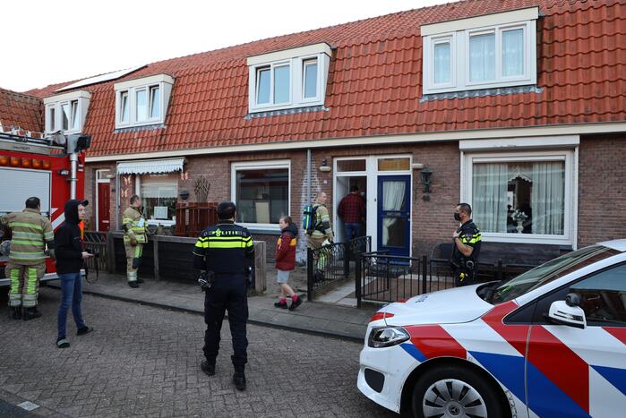 Scooter vat vlam, buren blussen met emmers water