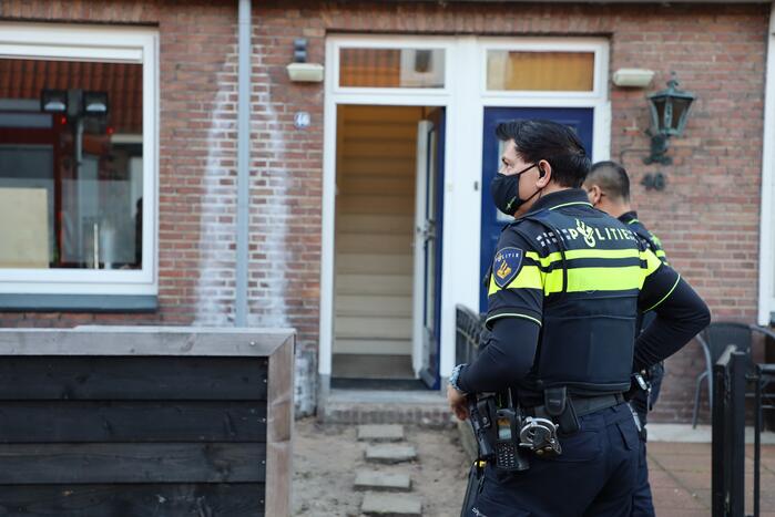 Scooter vat vlam, buren blussen met emmers water