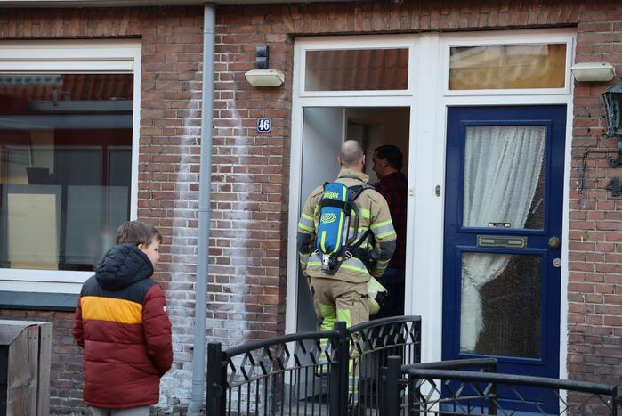 Scooter vat vlam, buren blussen met emmers water