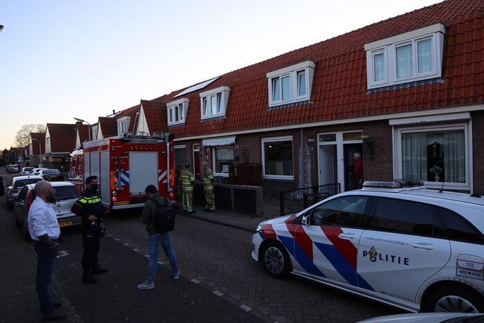 Scooter vat vlam, buren blussen met emmers water