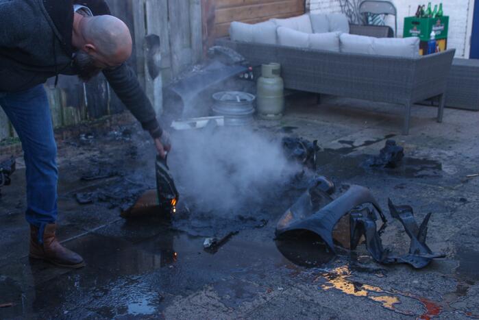 Scooter vat vlam, buren blussen met emmers water