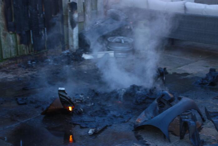 Scooter vat vlam, buren blussen met emmers water