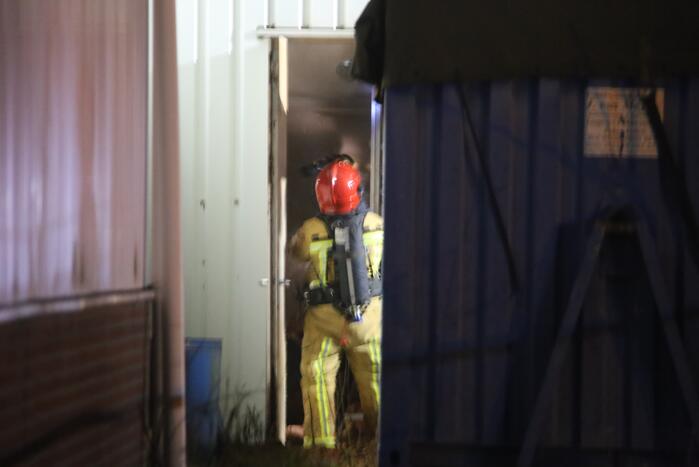 Brandweer bestrijd grote brand in loods Timmerwerken Damen