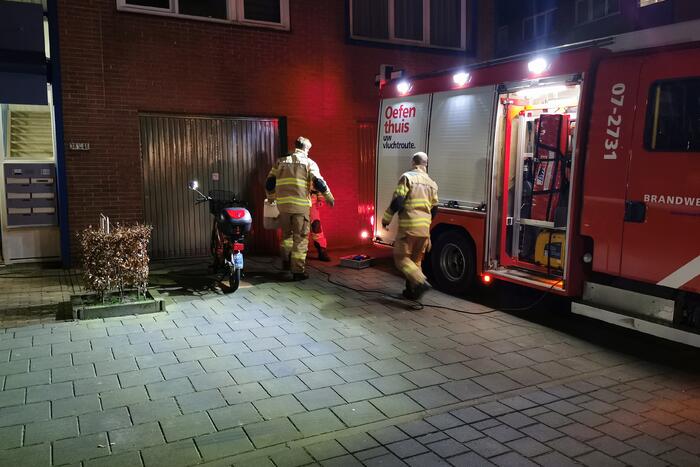 Hevige stank door een lekkende brommer