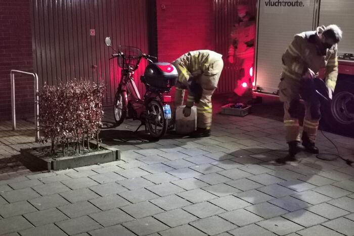 Hevige stank door een lekkende brommer