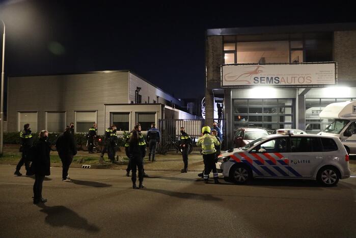 Politie en handhaving doen inval in woning