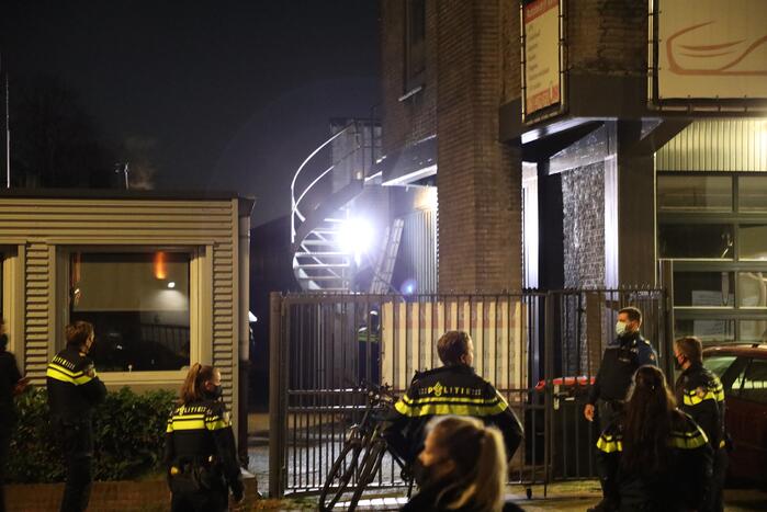 Politie en handhaving doen inval in woning