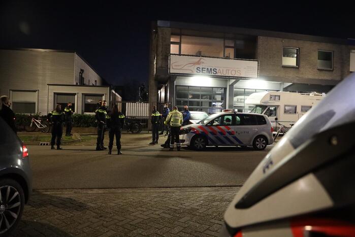 Politie en handhaving doen inval in woning