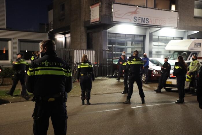 Politie en handhaving doen inval in woning