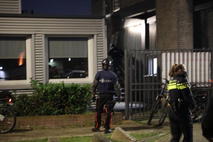 Politie en handhaving doen inval in woning
