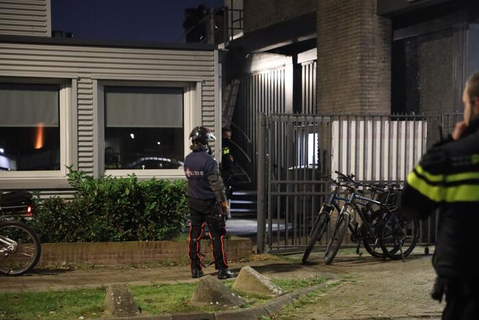 Politie en handhaving doen inval in woning