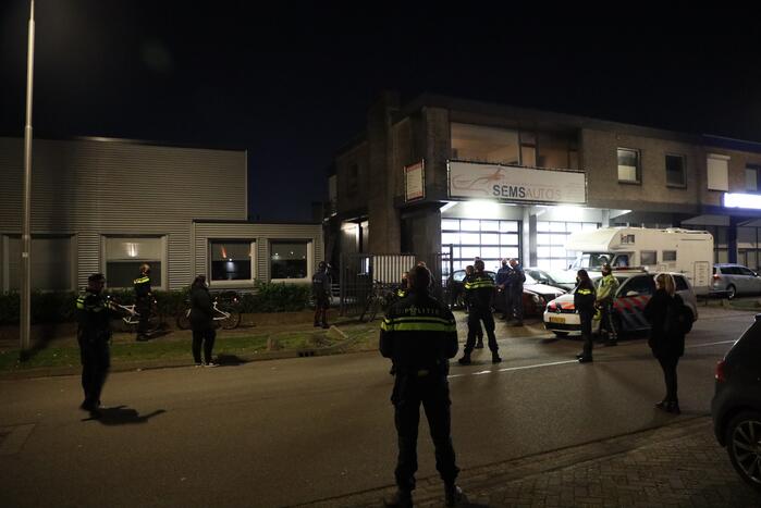 Politie en handhaving doen inval in woning