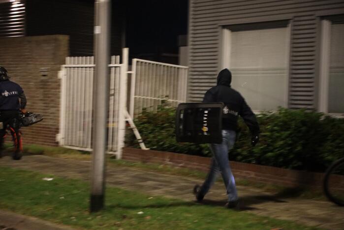 Politie en handhaving doen inval in woning