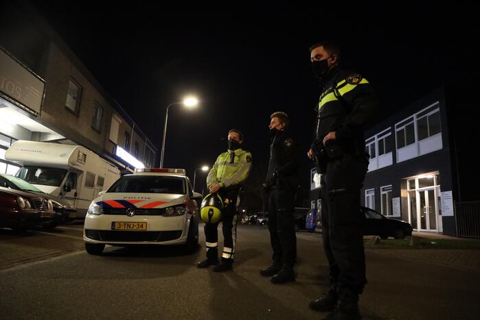 Politie en handhaving doen inval in woning